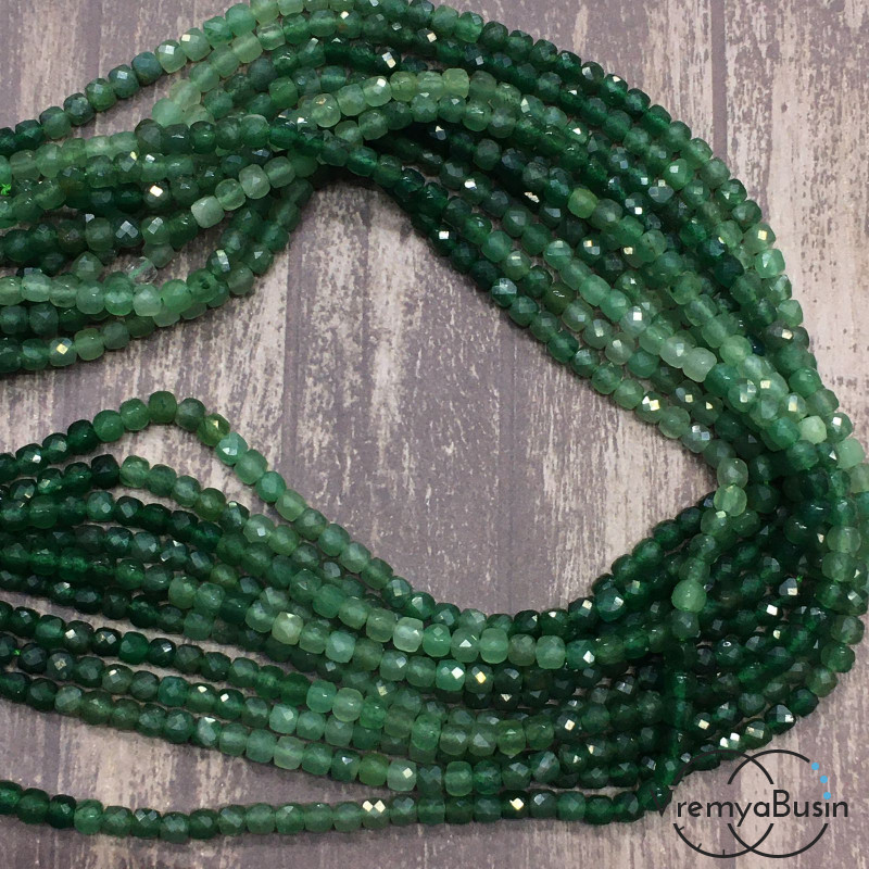 Авантюрин зеленый натур., кубик с ювелирной огранкой,    4х4   мм (1/2 нити, ок.   45    шт.)