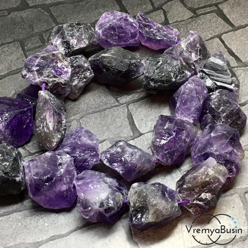 Аметист, бусины сколы из необраб. камня, разм. ок. 15-20 мм (1/2 нити, ок. 11 шт.)