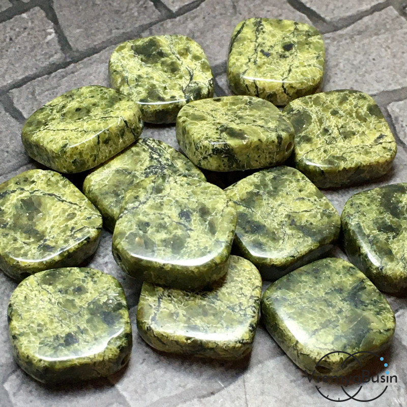 Змеевик уральский, ромб округлый плоский 18 мм  (1 шт.)