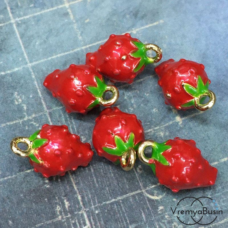 Подвеска с эмалью "Клубничка", 7х12 мм,   латунь с позолотой (1 шт.)