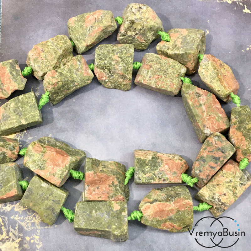 Унакит, крупные кусочки необработанного камня (1/2 нити, ок.    7-8  шт.)