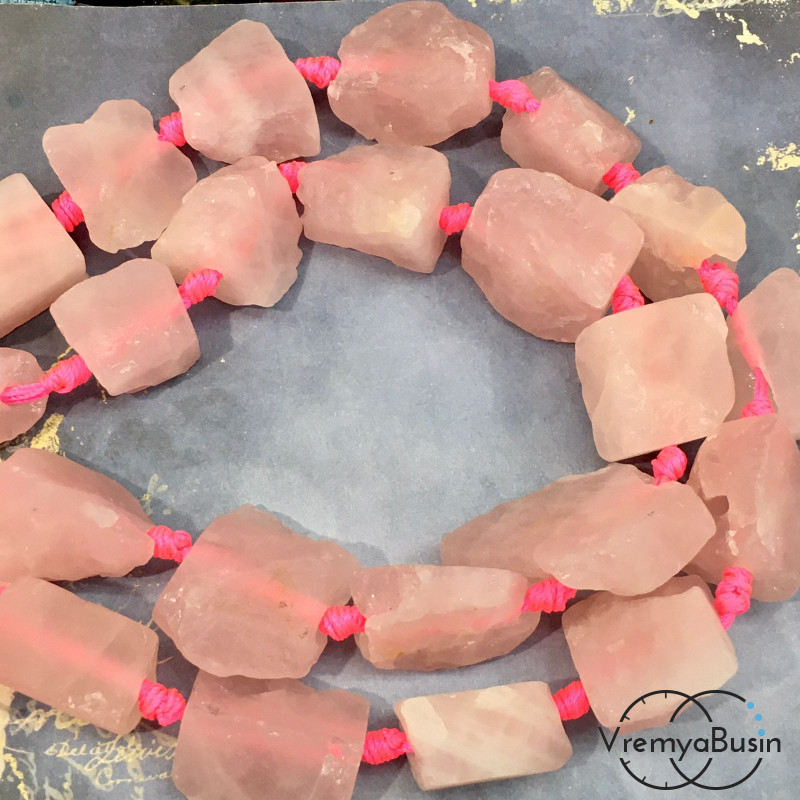 Розовый кварц матовый, крупные кусочки необработанного камня (1/2 нити, ок.  7-8    шт.)